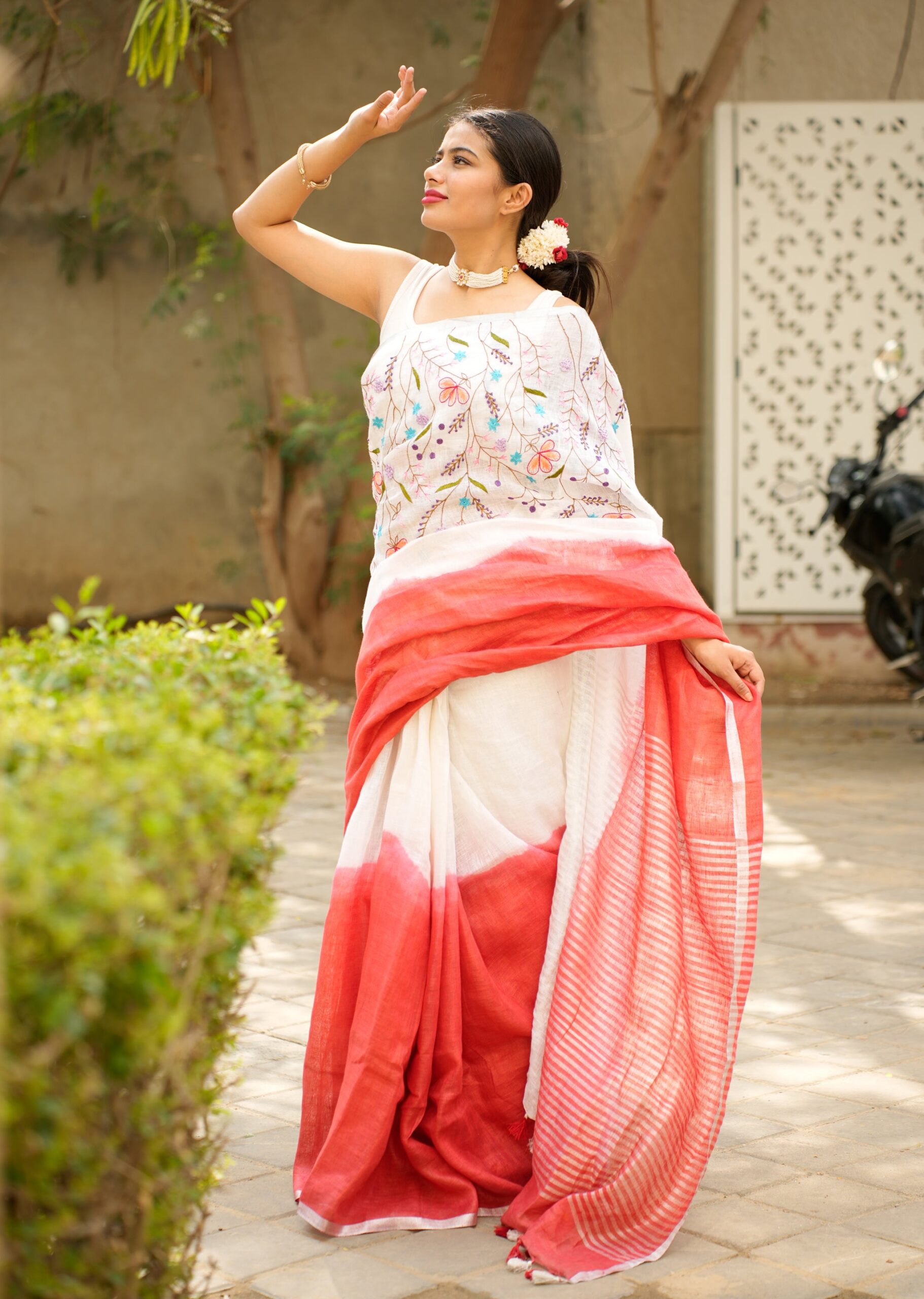 Izma | Slub Linen Saree with Hand Embroidery Work | Running Unstitched Blouse | Lightweight Trending Ethnic Saree - Image 4