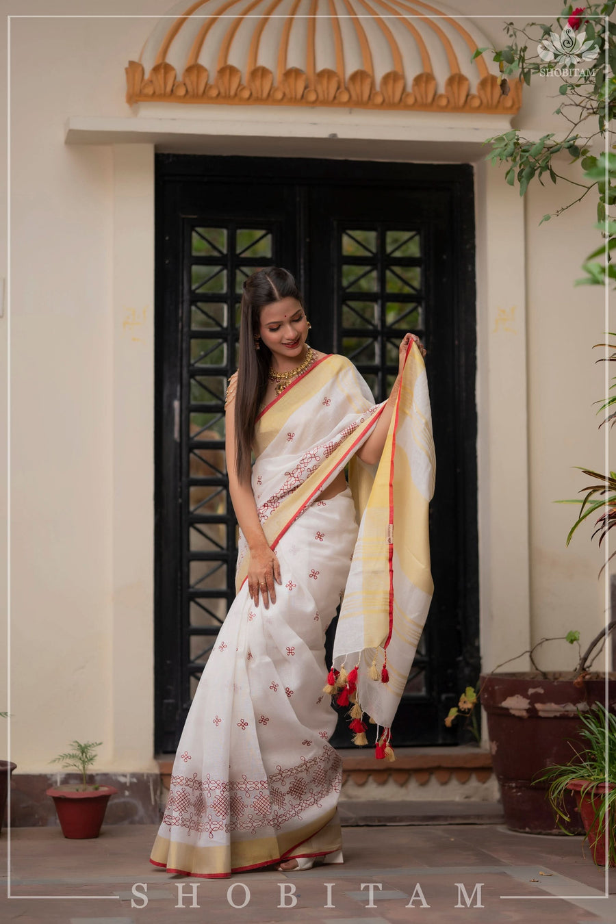 Izma | Slub Linen Saree with Hand Embroidery Work | Running Unstitched Blouse | Lightweight Trending Ethnic Saree - Image 4